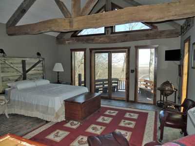 Pinckney Bend Wine Haus guest room